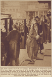 870113 Afbeelding van koningin Wilhelmina die uit een auto stapt bij het Centraal Station te Utrecht, nadat zij haar ...